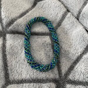 Beautiful Caribbean blue/green spiral glass bead bracelet